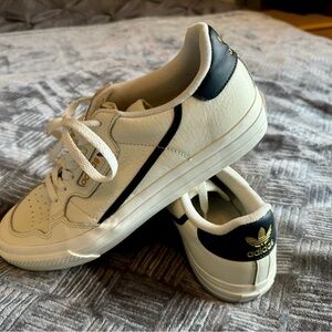 Men's 9 1/2 Adidas White Leather Shoes w black stripe and gold emblem